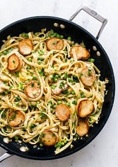 ONE-POT CREAMY FETTUCCINE + PEAS + KING OYSTER MUSHROOM ‘SCALLOPS’